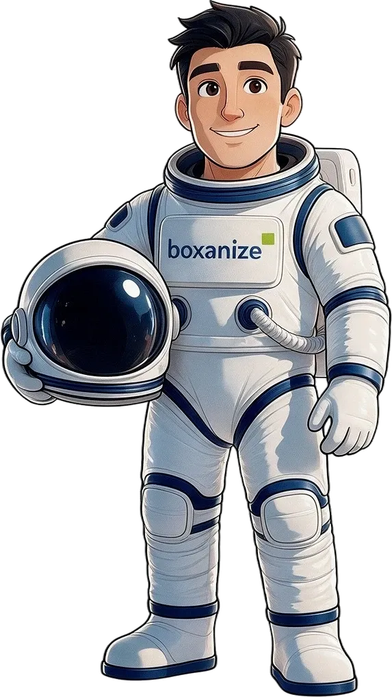 Der Boxanaut, ein lachender Astronaut im wei&szlig;en Raumanzug mit boxanize-Logo, steht und tr&auml;gt seinen Helm unter dem Arm.