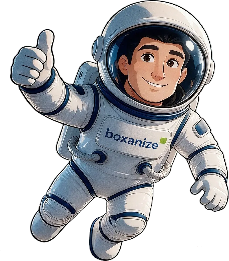 Der Boxanaut, ein lachender Astronaut im wei&szlig;en Raumanzug mit boxanize-Logo, schwebt und zeigt den Daumen nach oben.